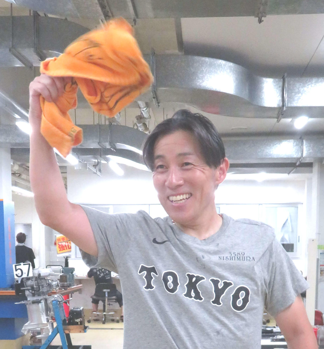 巨人ファンの西村勝は今節初勝利にタオルを回して喜びを表現