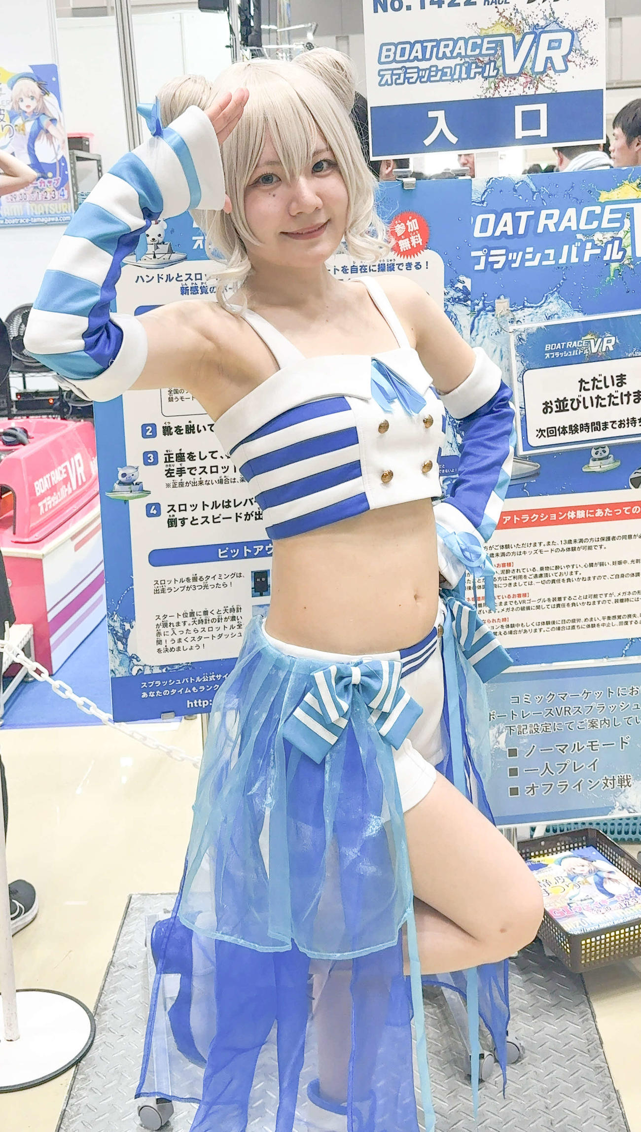 コミケで多摩川ボートのチラシを配布する深月りん