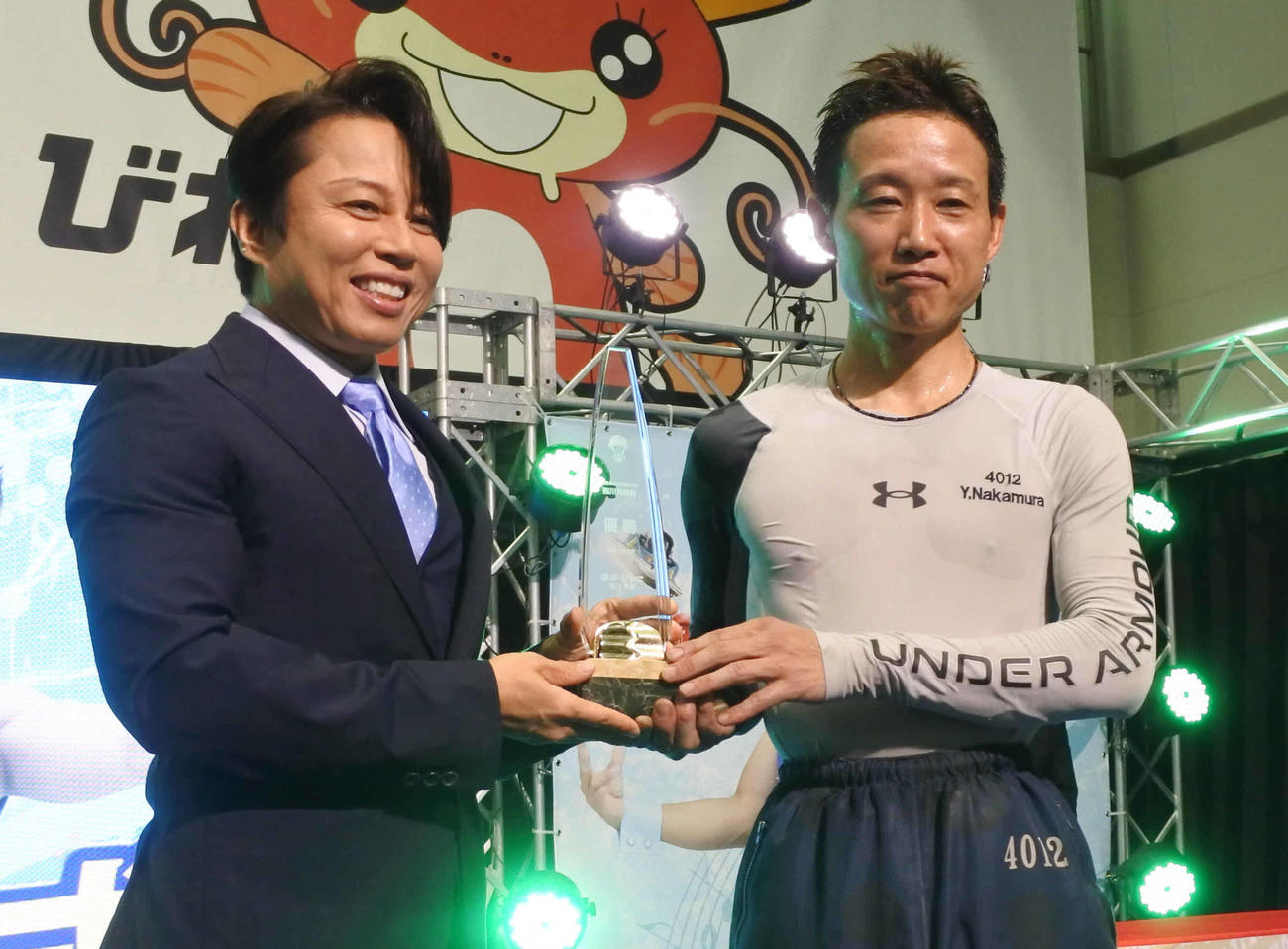 中村有裕（右）は西川貴教から優勝トロフィーを手渡された