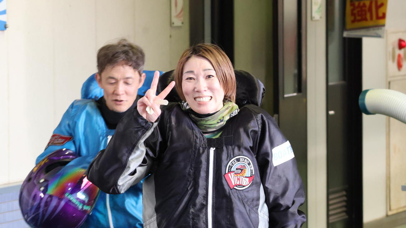 8Rで2コースまくりを決めた川野芽唯がVサインで引き揚げてきた