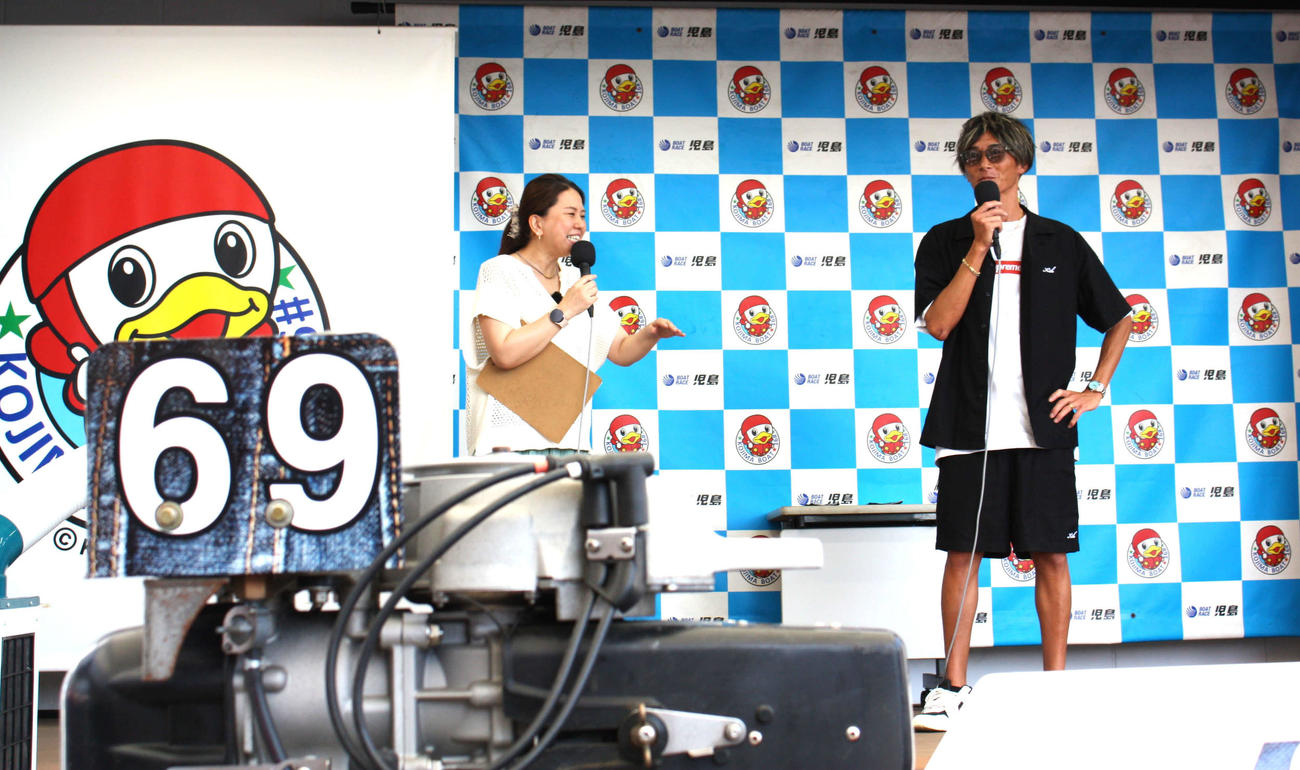 トークショーに登壇した峰竜太（右）とMC星野あゆみさん