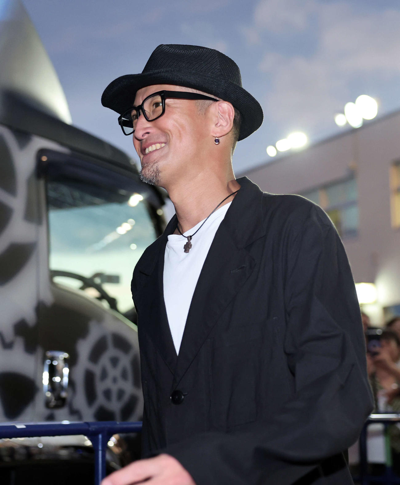 トークショー会場に向かう松岡昌宏（撮影・鈴木正人）