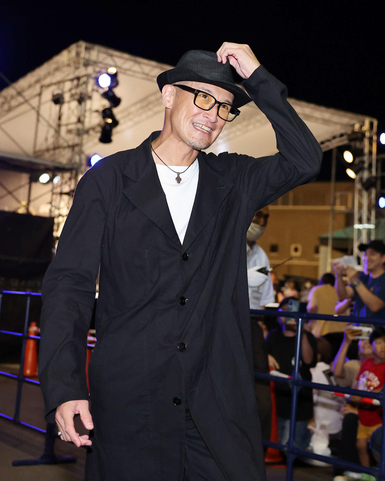トークショーを終え引き揚げる松岡昌宏（撮影・鈴木正人）