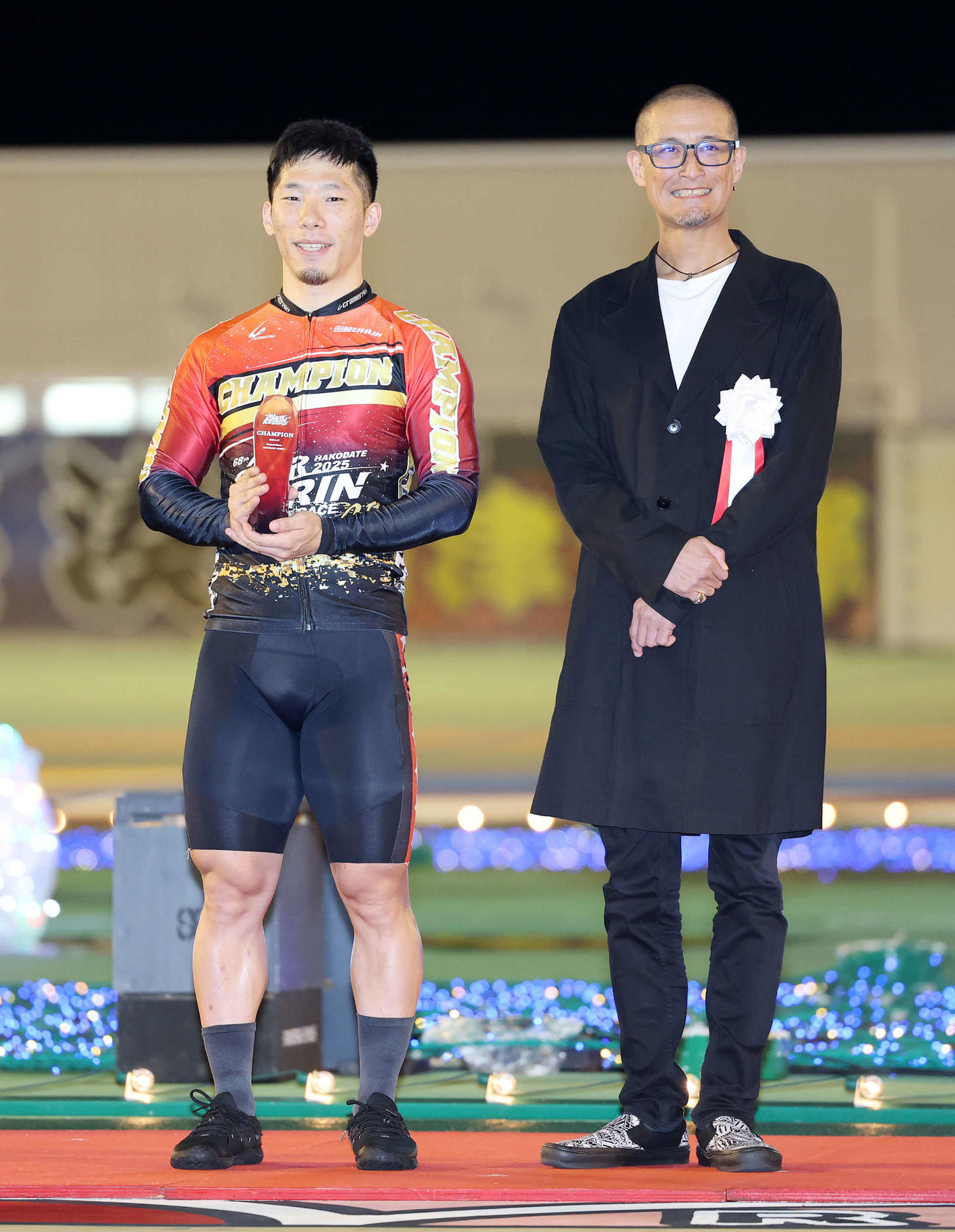 優勝クリスタルを手に笑顔を見せる寺崎（左）とメインプレゼンターの松岡昌宏（撮影・鈴木正人）