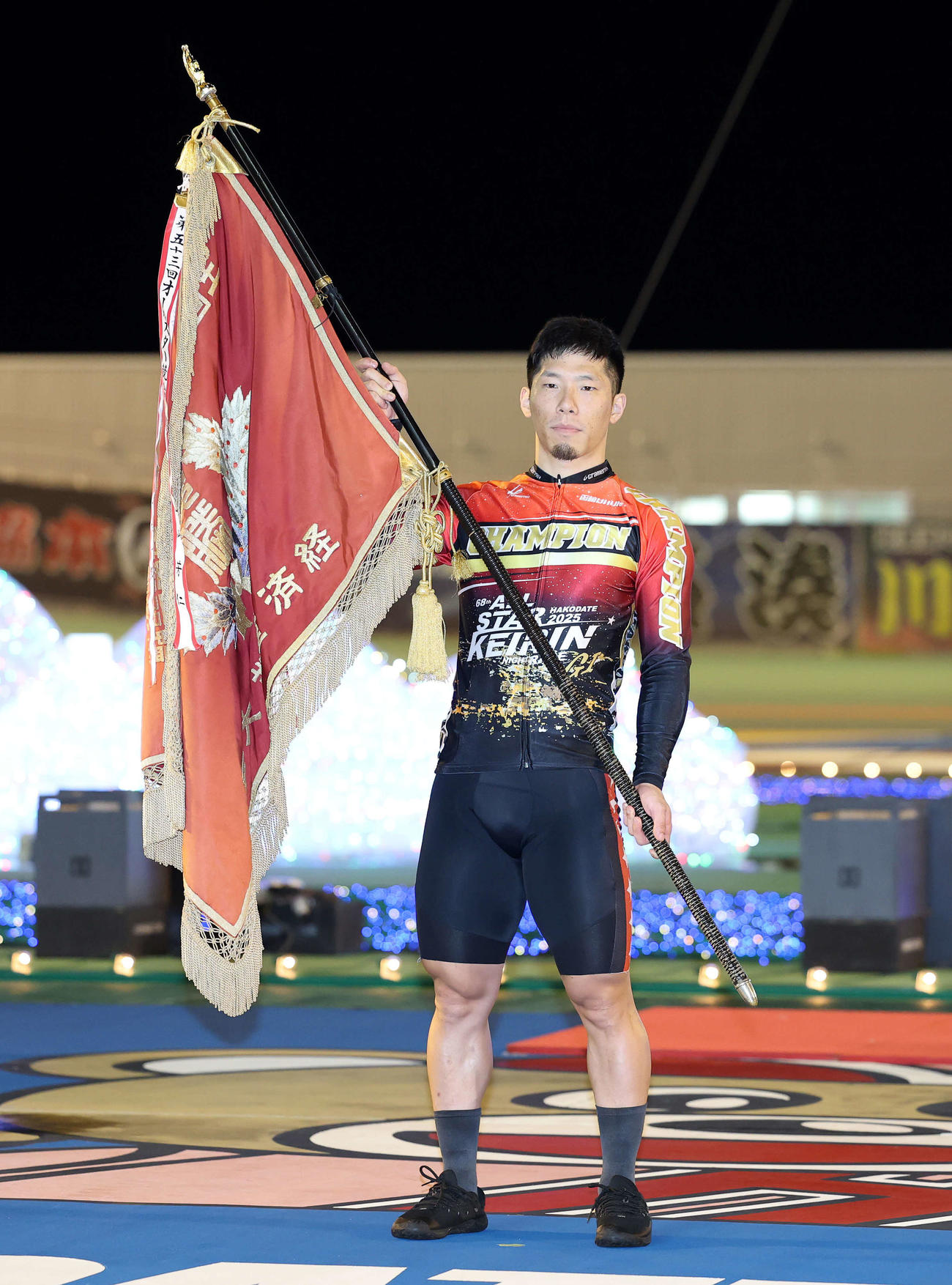 優勝旗を手に写真に納まる寺崎（撮影・鈴木正人）