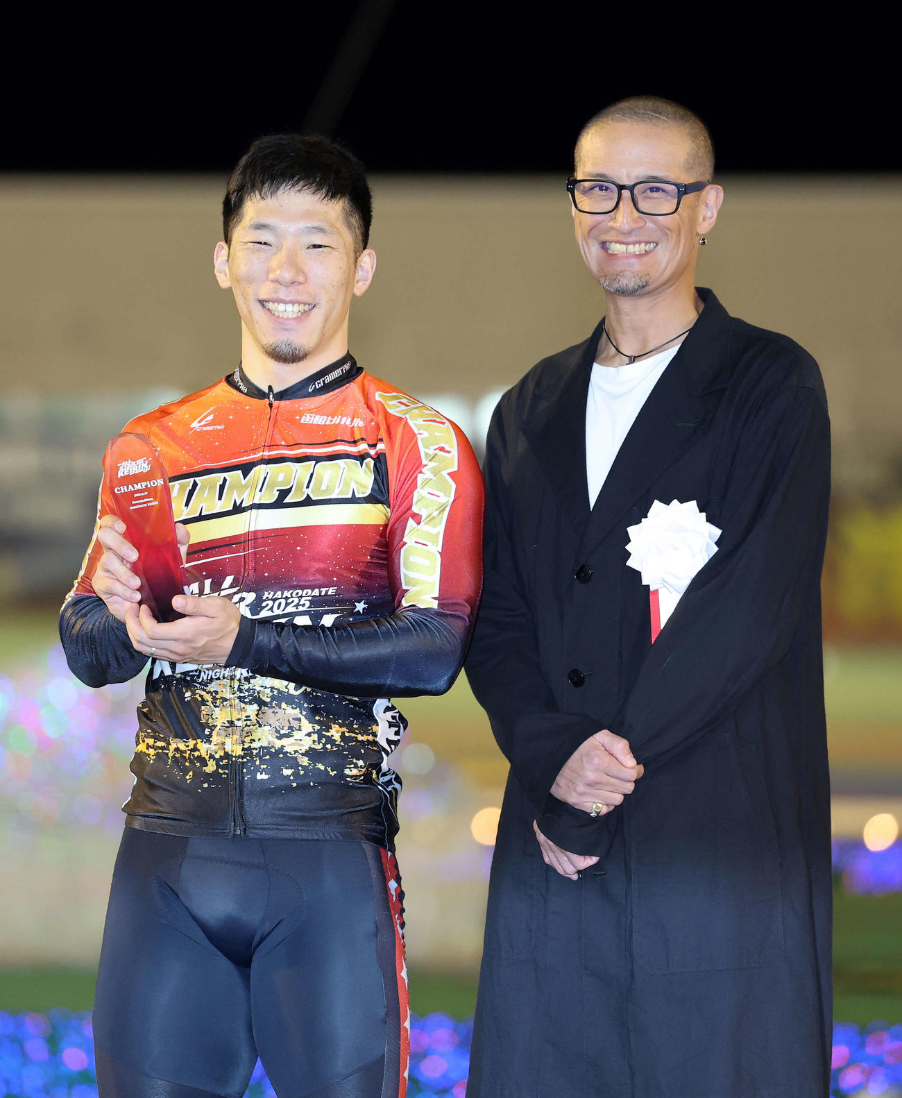 優勝クリスタルを手に笑顔を見せる寺崎浩平（左）と大会アンバサダーの松岡昌宏（撮影・鈴木正人）