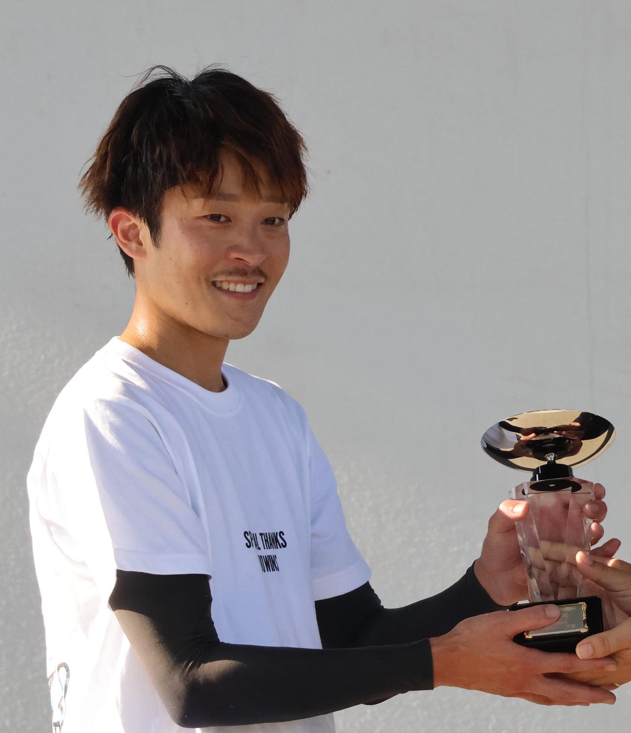 和田拓也が今年2度目のVを飾り、優勝カップを手に笑顔を見せた（撮影・北條直治）