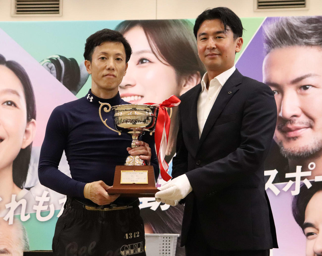 谷野錬志（左）がお盆レース連覇を果たした（右は田内浩之湖西市長）