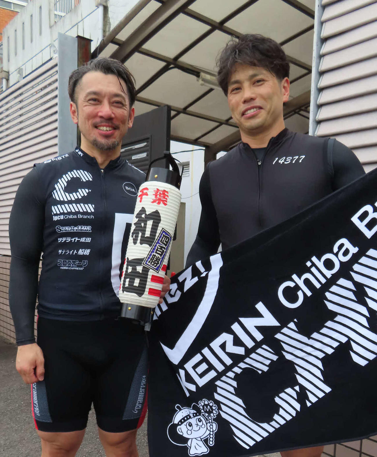 初日特選に挑む地元千葉コンビ。和田健太郎（左）が岩本俊介より記念のちょうちんを贈られて上機嫌になる（撮影・野島成浩）