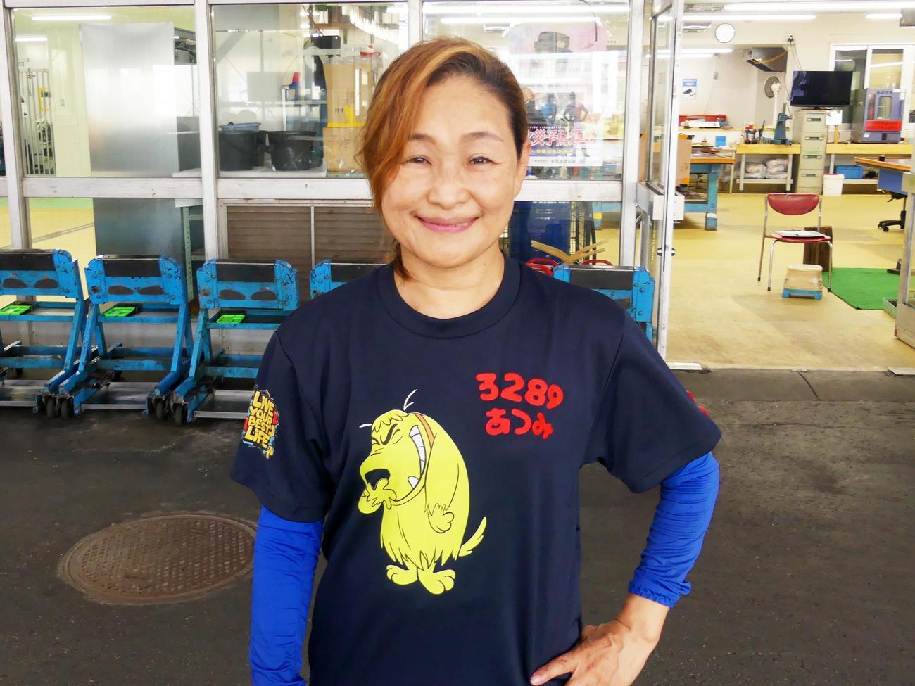 先輩・日高逸子の労をねぎらう高橋淳美