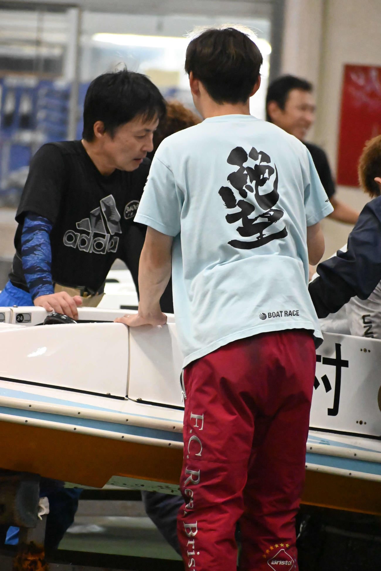 絶望と書かれたTシャツを着る岩永雅人