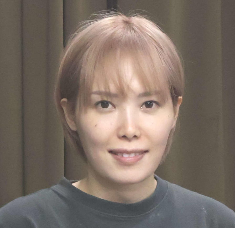 会心の勝利に笑顔を見せる佐藤摩弥