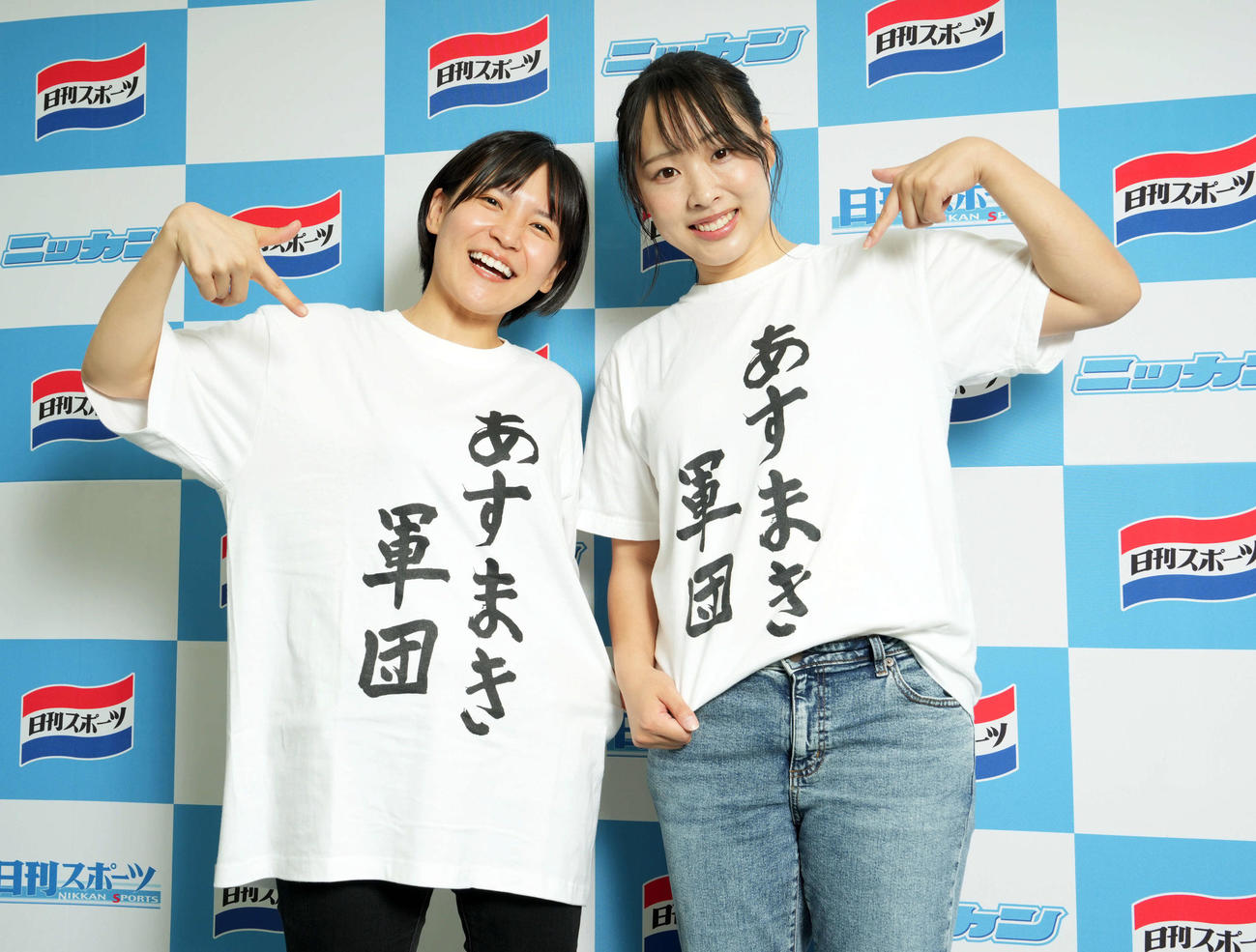 笑顔を見せる飯田あすか（左）と元ガールズケイリン選手の高木真備さん（撮影・たえ見朱実）
