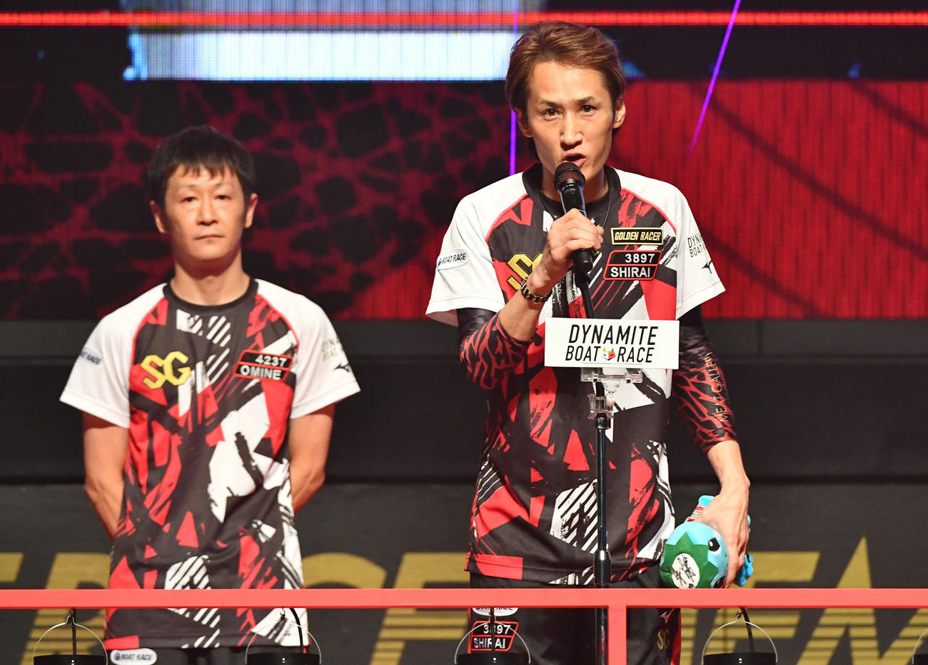 SGボートレースメモリアル1日目　開会式でファンにあいさつする3897白井英治（右）と4237大峯豊（撮影・岩下翔太）