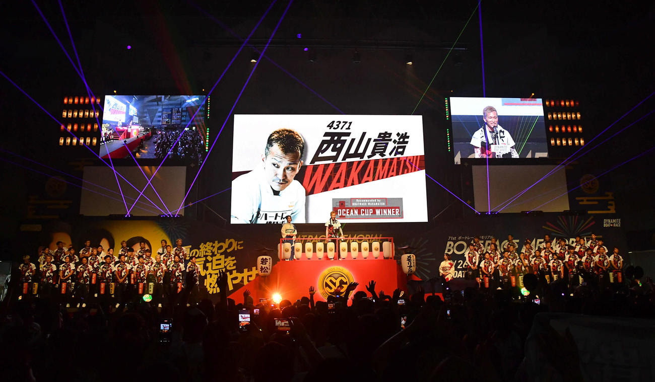 SGボートレースメモリアル1日目　開会式でファンにあいさつする4371西山貴浩（撮影・岩下翔太）