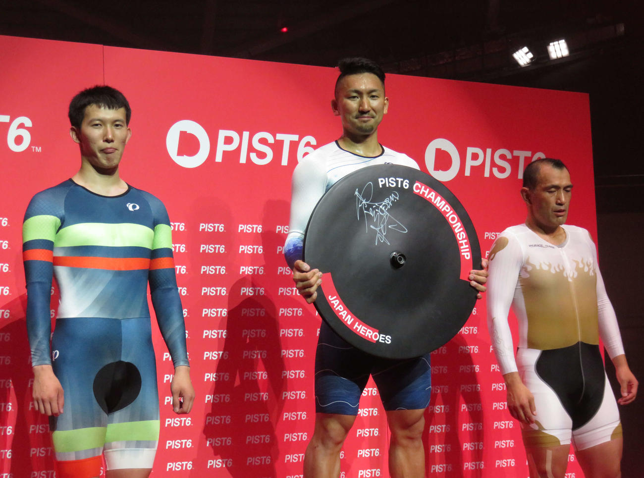 開幕シリーズの表彰台。短距離ナショナルチームに属していた雨谷一樹（中央）が優勝し、同じく競技の経験が豊富な脇本勇希（左）と小佐野文秀に占められた