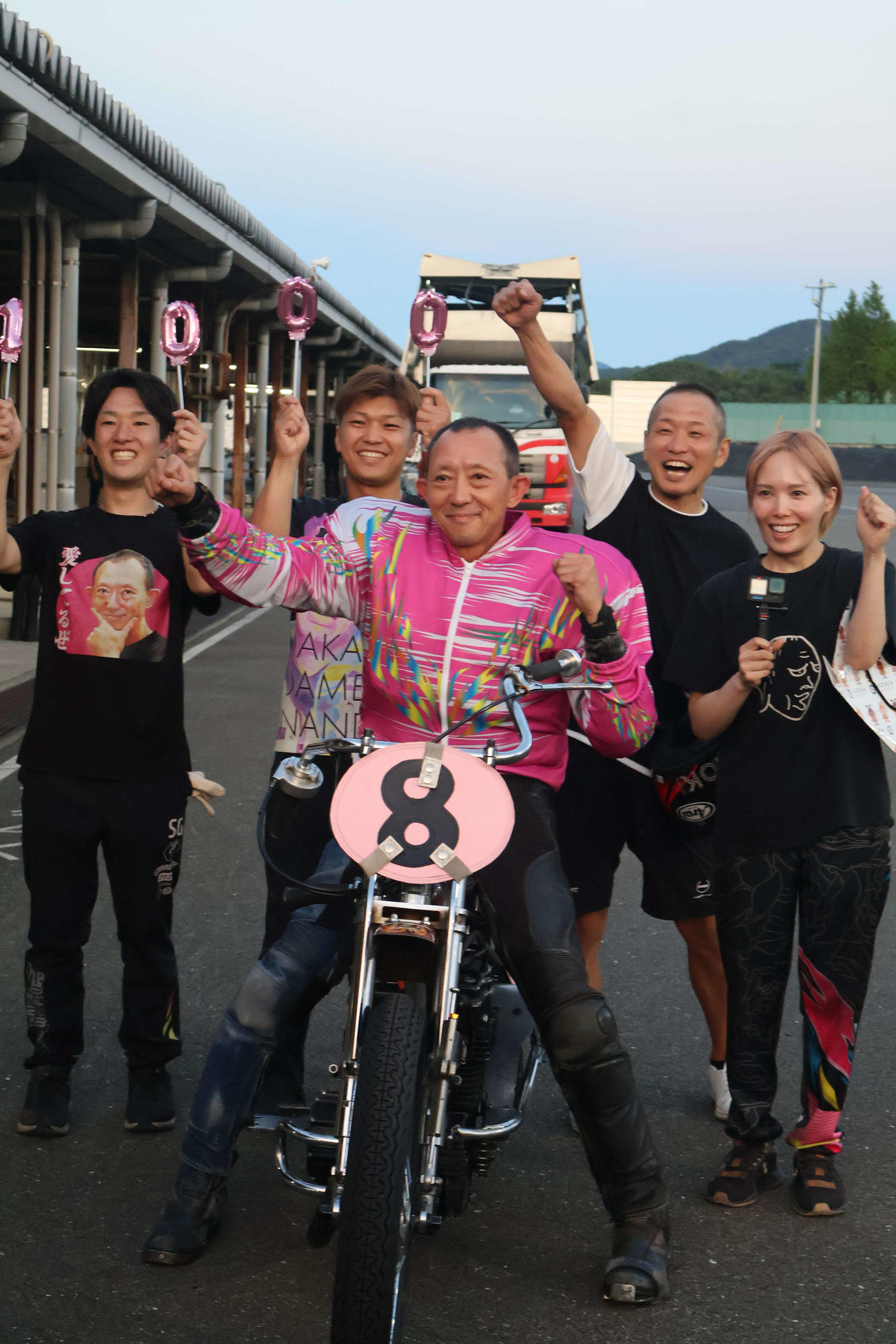 仲間から1000勝の祝福を受ける若井友和