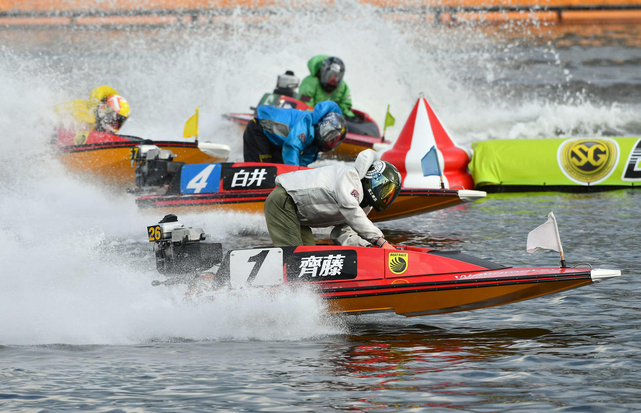 5R、1周目2マークを先頭で旋回する1号艇の斉藤仁（撮影・岩下翔太）