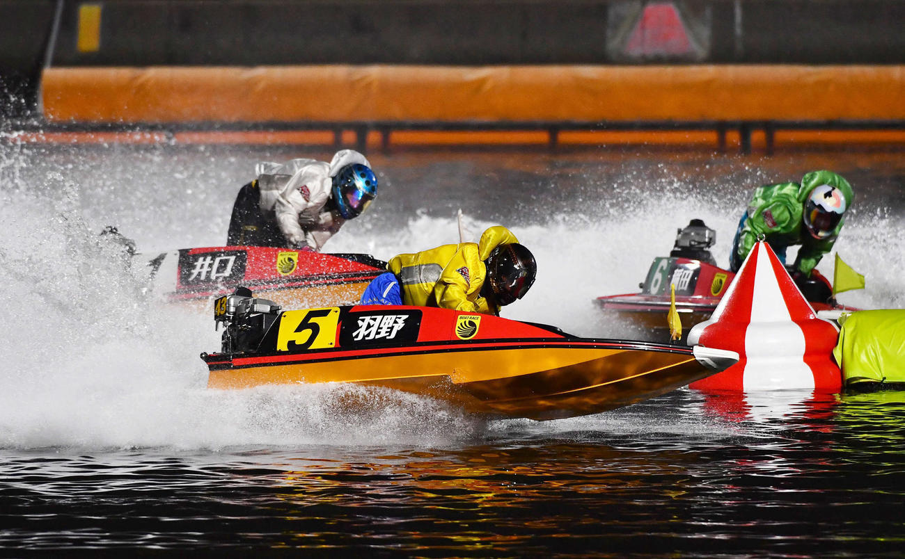 10R、1周目2マークを先頭で旋回する5号艇の羽野直也
