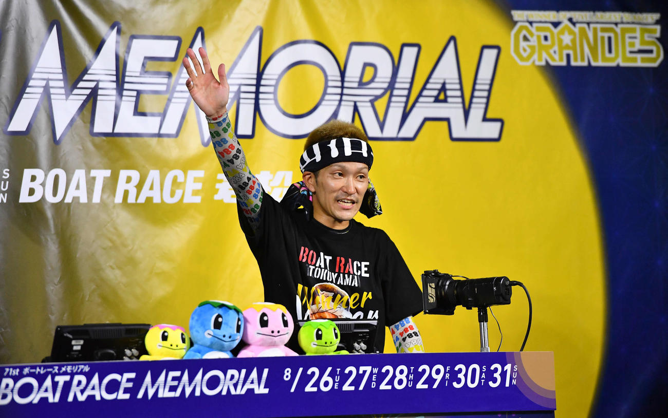 SGボートレースメモリアル3日目　9R、今節初勝利を挙げた4371西山貴浩はインタビューを終えてファンに手を振りながら引き揚げる（撮影・岩下翔太）