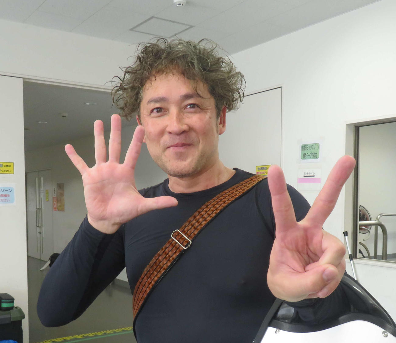 歌舞伎役者？　52歳の誕生日に2着に入った地元ベテラン石井毅が52歳ポーズ（撮影・栗田文人）