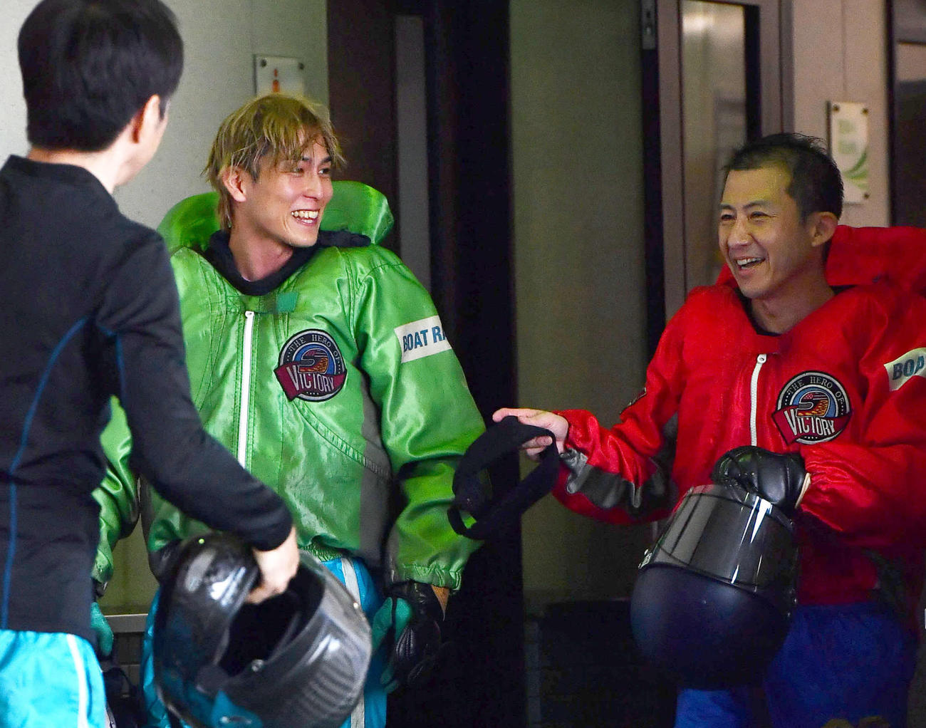 6Rを終え、永井彪也（左）と談笑しながら引き揚げる瓜生正義（撮影・岩下翔太）