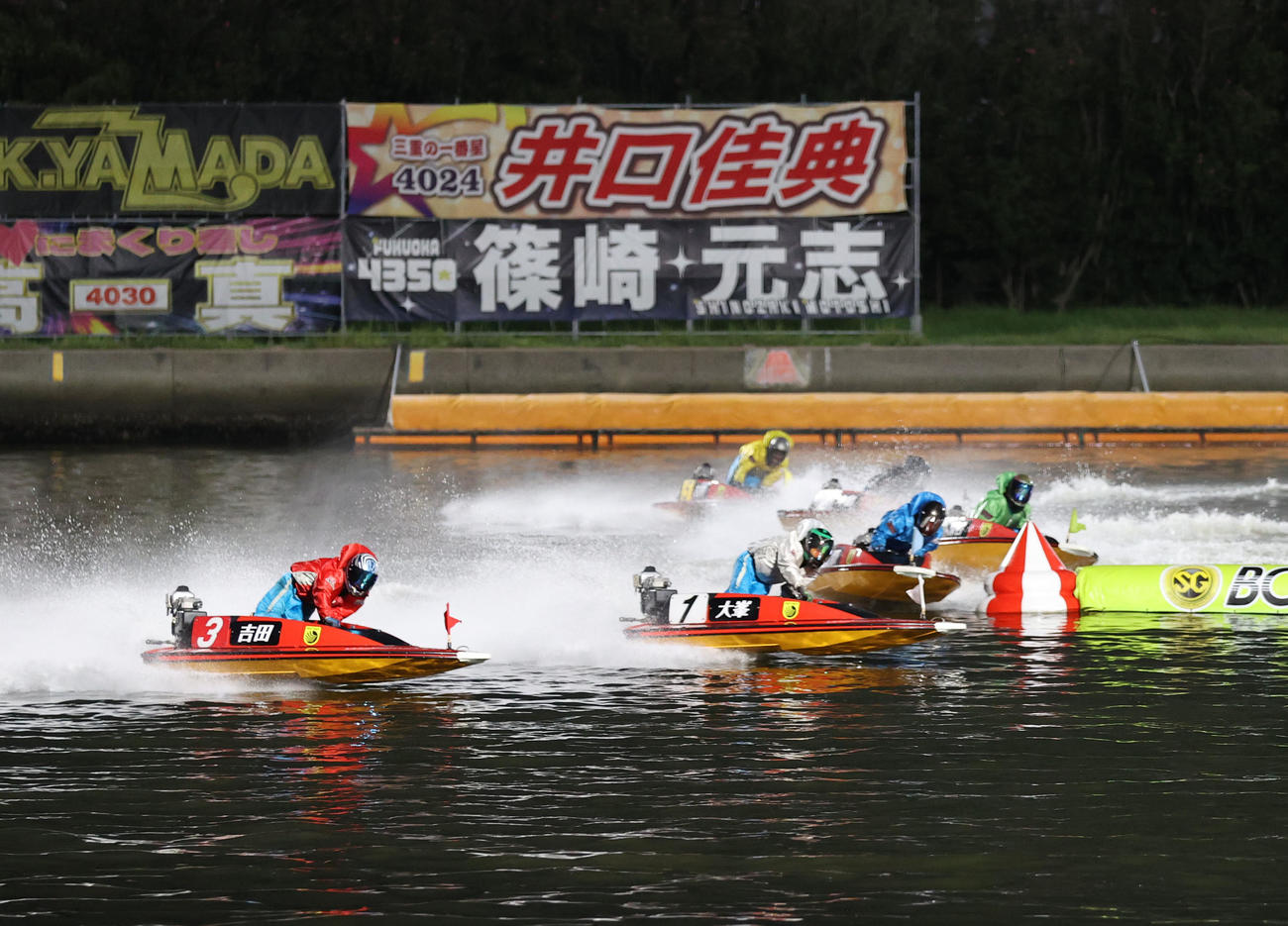 9R 1周2マーク　9R 1周2マーク　1着1号艇大峯豊、2着3号艇吉田裕平（撮影・梅根麻紀）