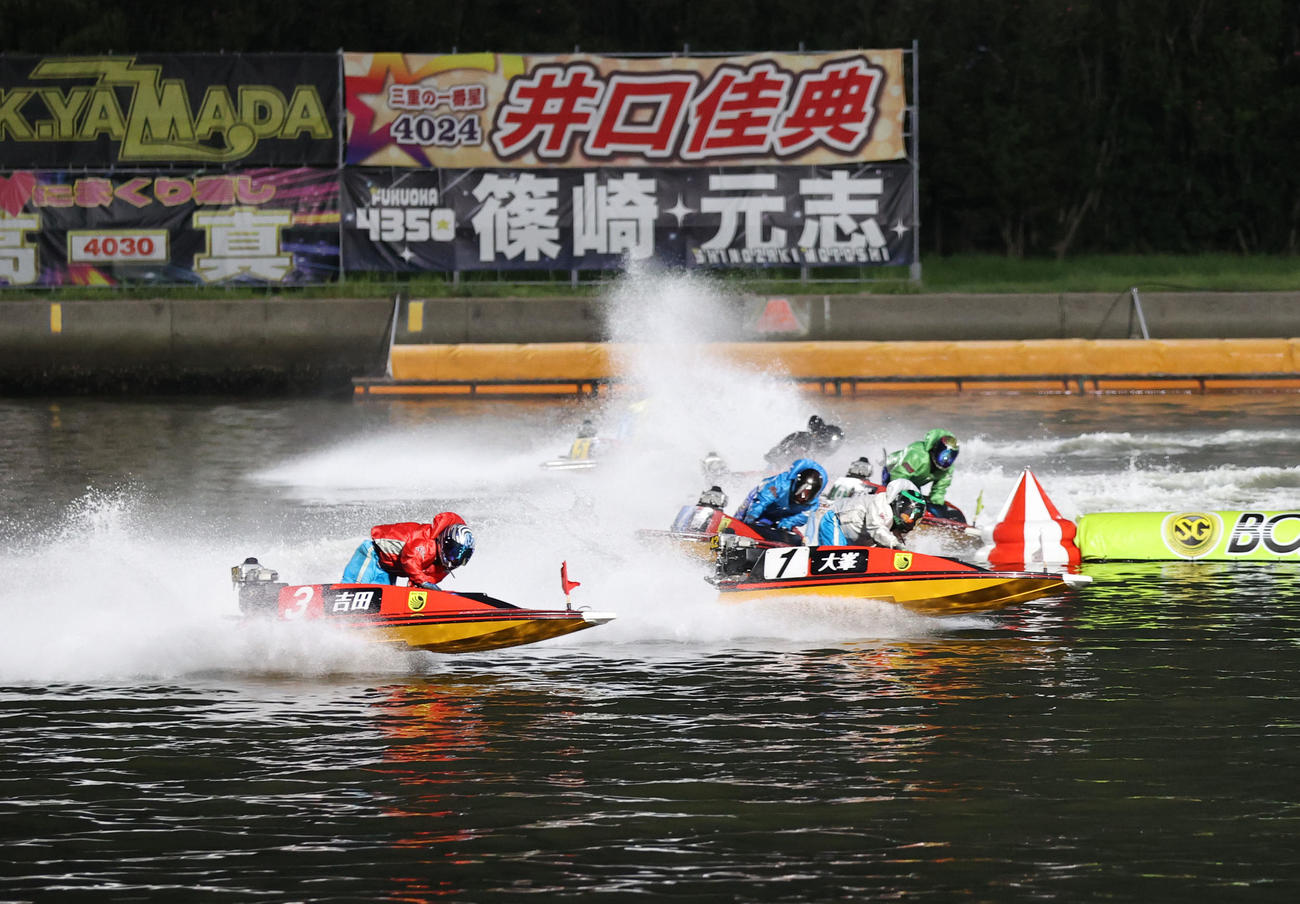 9R 1周2マーク　9R 1周2マーク　1着1号艇大峯豊、2着3号艇吉田裕平（撮影・梅根麻紀）