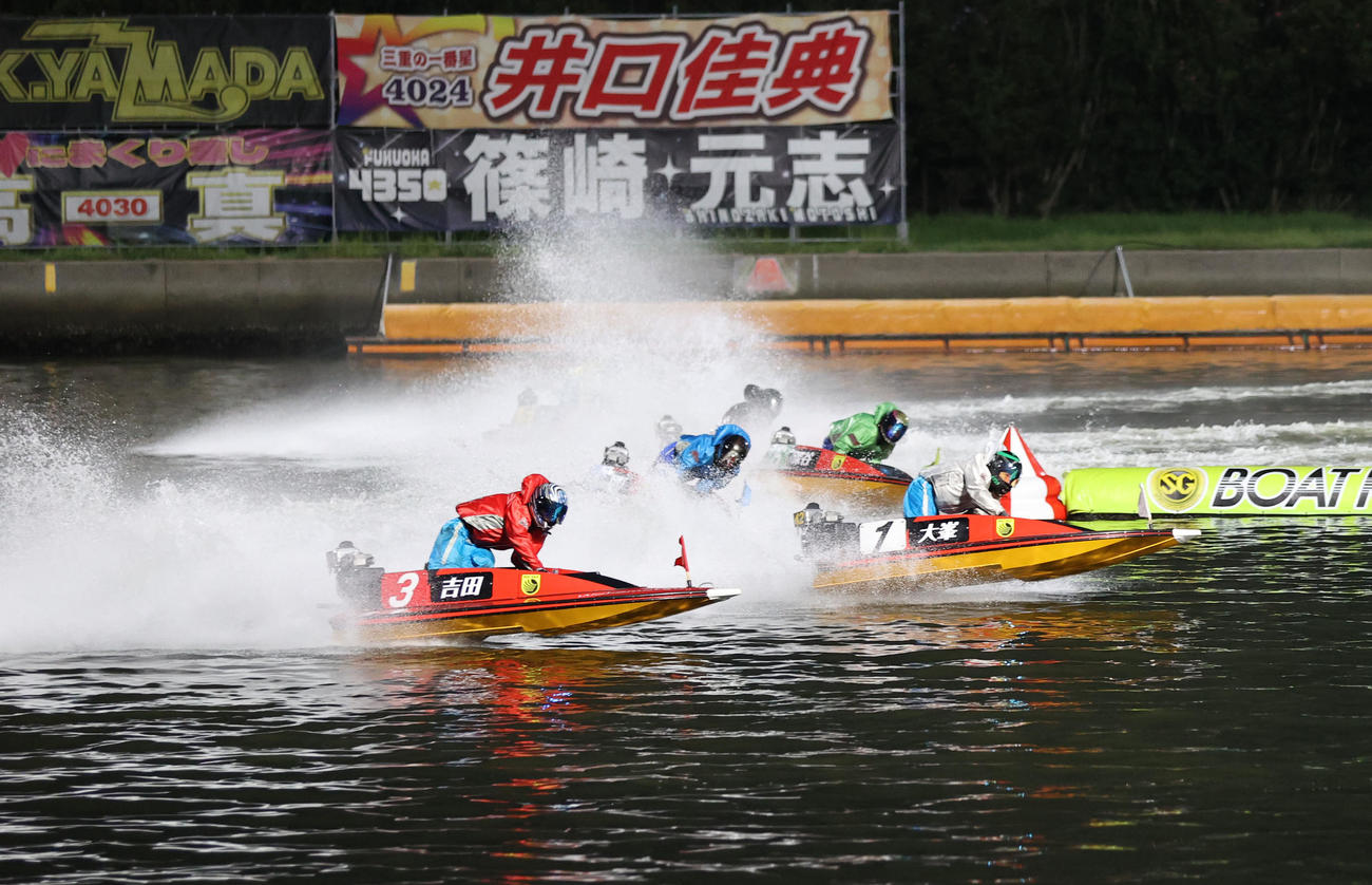 9R 1周2マーク　9R 1周2マーク　1着1号艇大峯豊、2着3号艇吉田裕平（撮影・梅根麻紀）