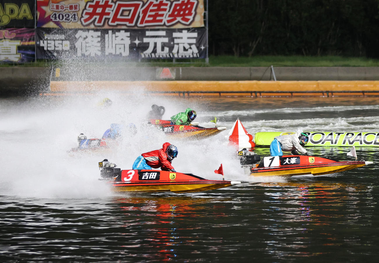 9R 1周2マーク　9R 1周2マーク　1着1号艇大峯豊、2着3号艇吉田裕平（撮影・梅根麻紀）