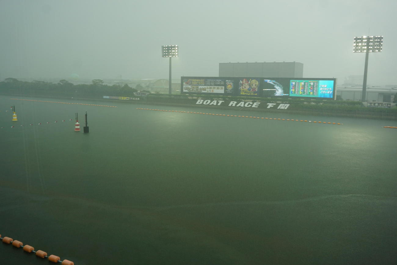 午後3時前の下関水面。早くもナイター照明が点灯された