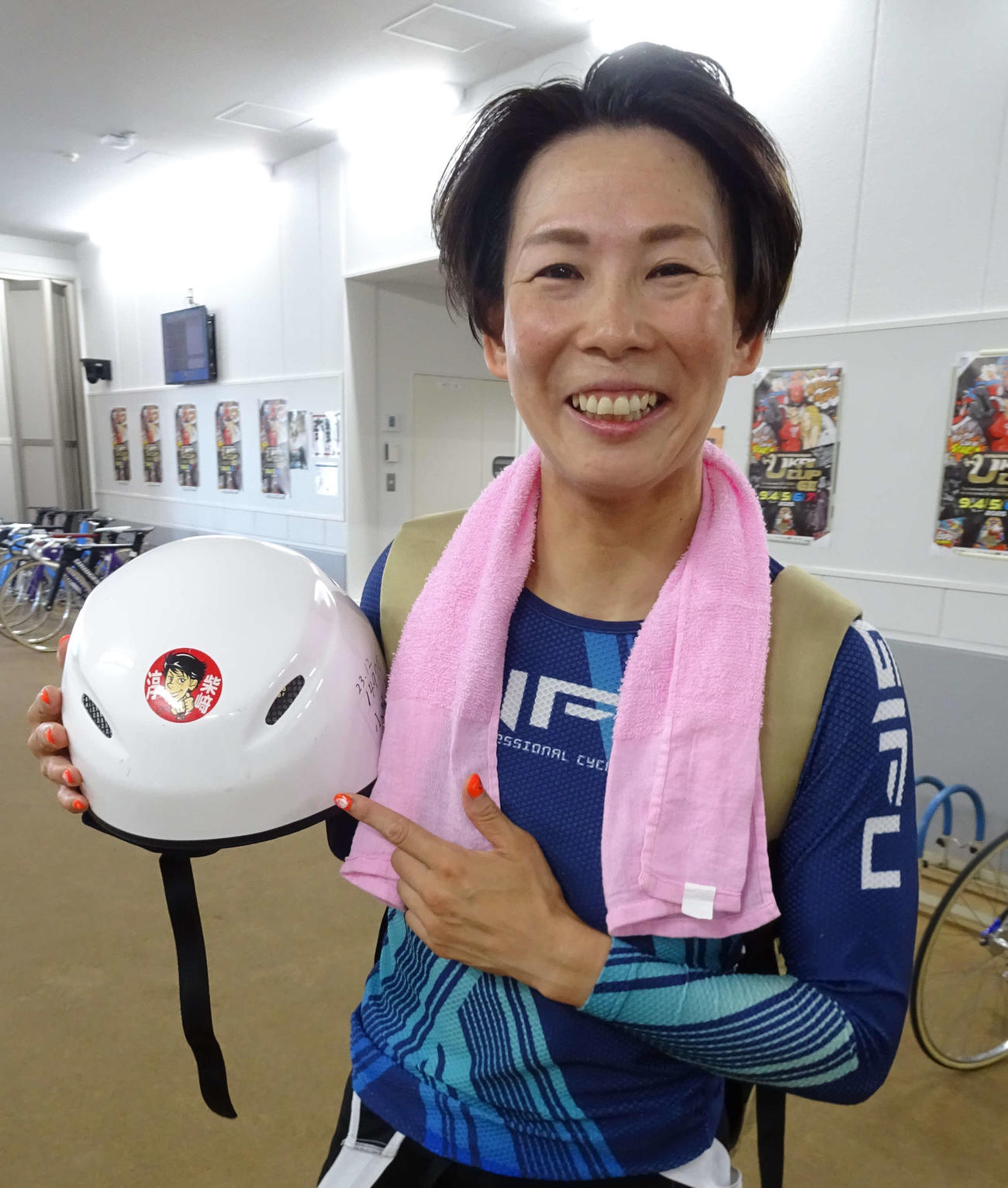 大好きなあっちゃんのステッカーを指さす小坂知子