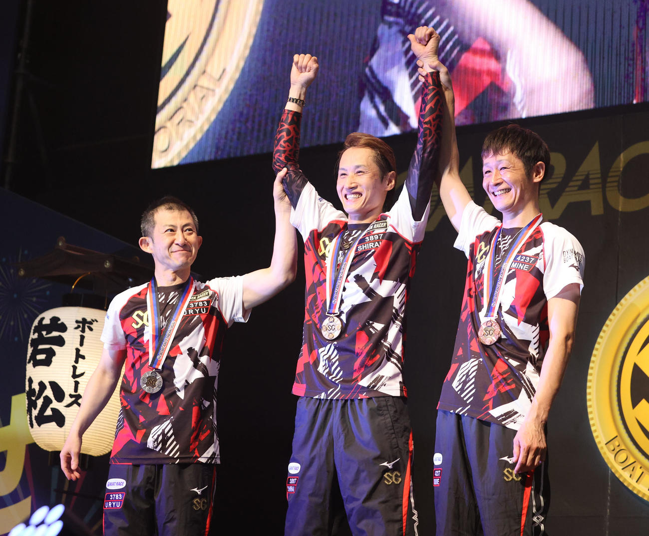 優勝した白井はガッツポーズ、左は瓜生、右は大峯（撮影・梅根麻紀）
