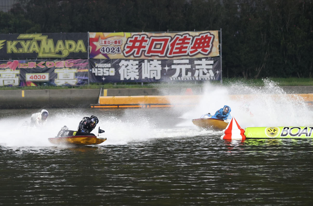 12R 1周2マーク　1着2号艇白井英治、2着1号艇瓜生正義（撮影・梅根麻紀）