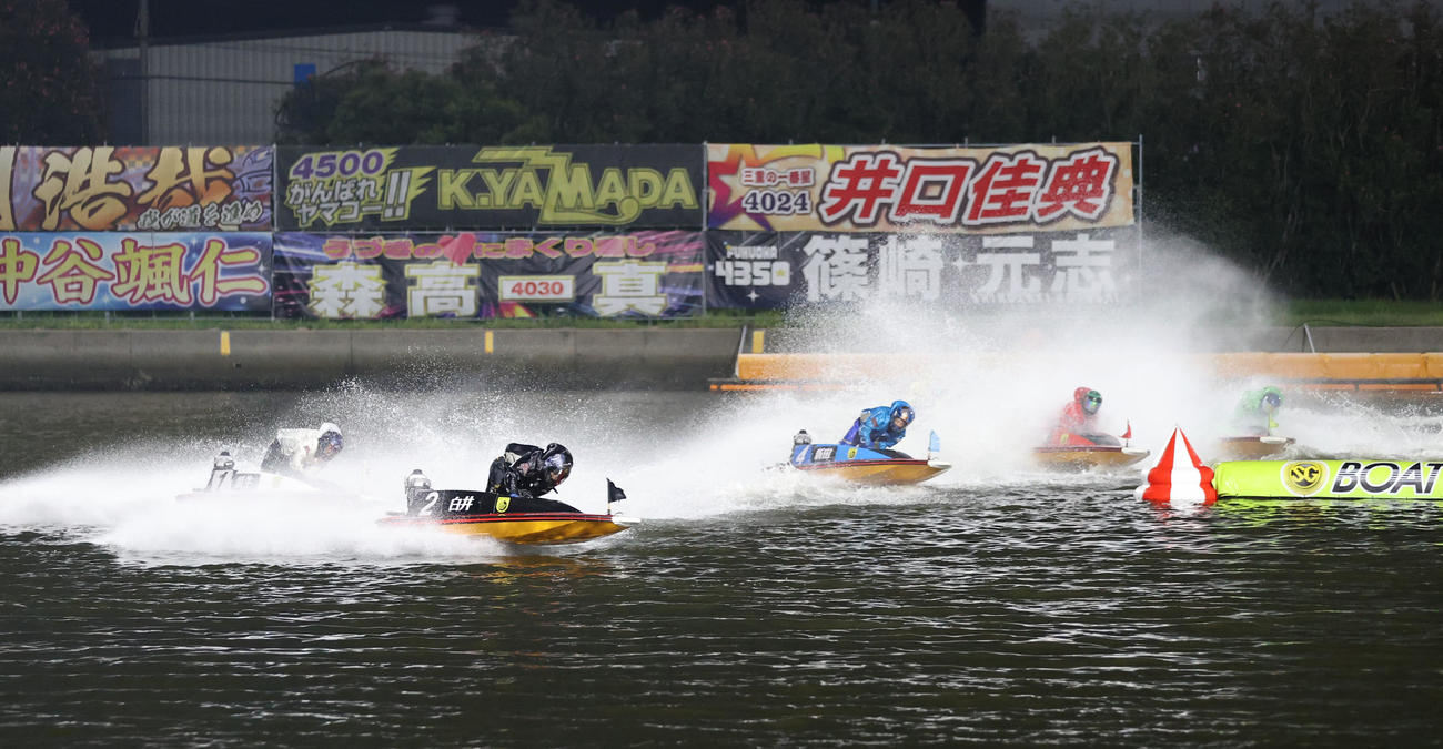 12R 1周2マーク　1着2号艇白井英治、2着1号艇瓜生正義（撮影・梅根麻紀）