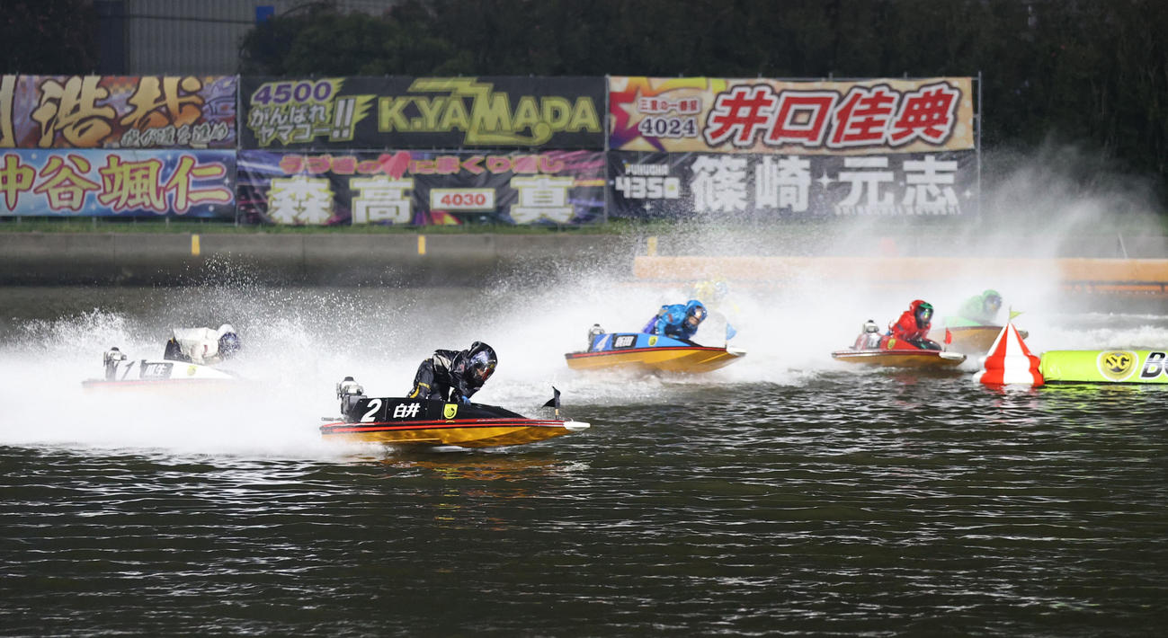 12R 1周2マーク　1着2号艇白井英治、2着1号艇瓜生正義（撮影・梅根麻紀）