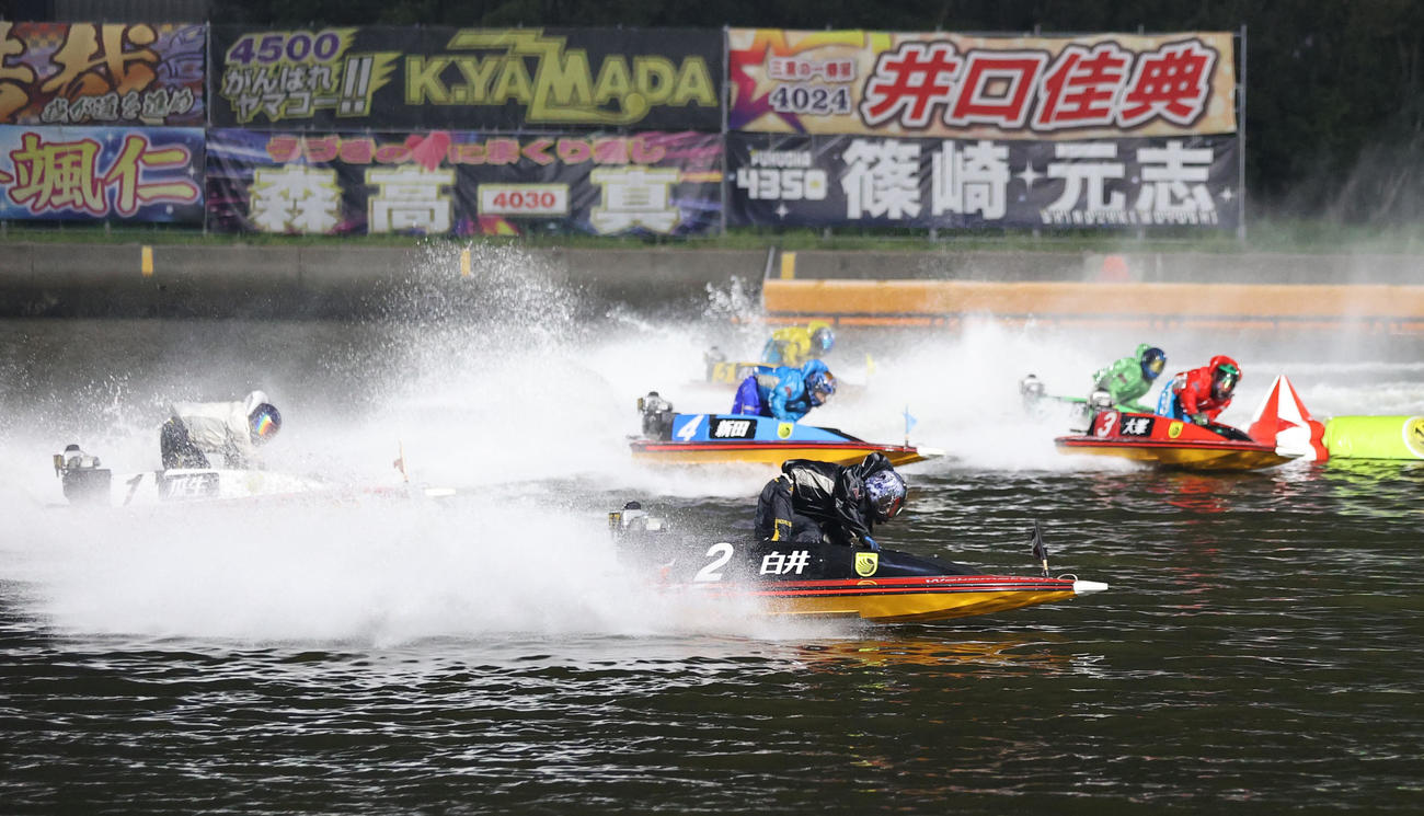 12R 1周2マーク　1着2号艇白井英治、2着1号艇瓜生正義（撮影・梅根麻紀）