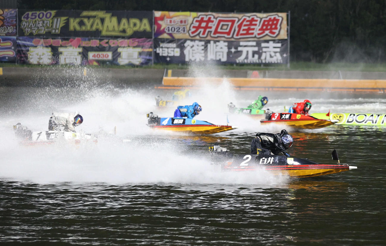 12R 1周2マーク　1着2号艇白井英治、2着1号艇瓜生正義（撮影・梅根麻紀）