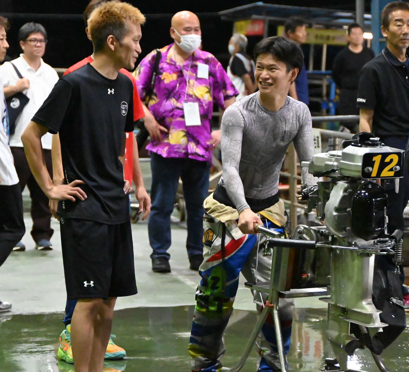 レース後、仲谷颯仁（右）は西山貴浩と言葉を交わす