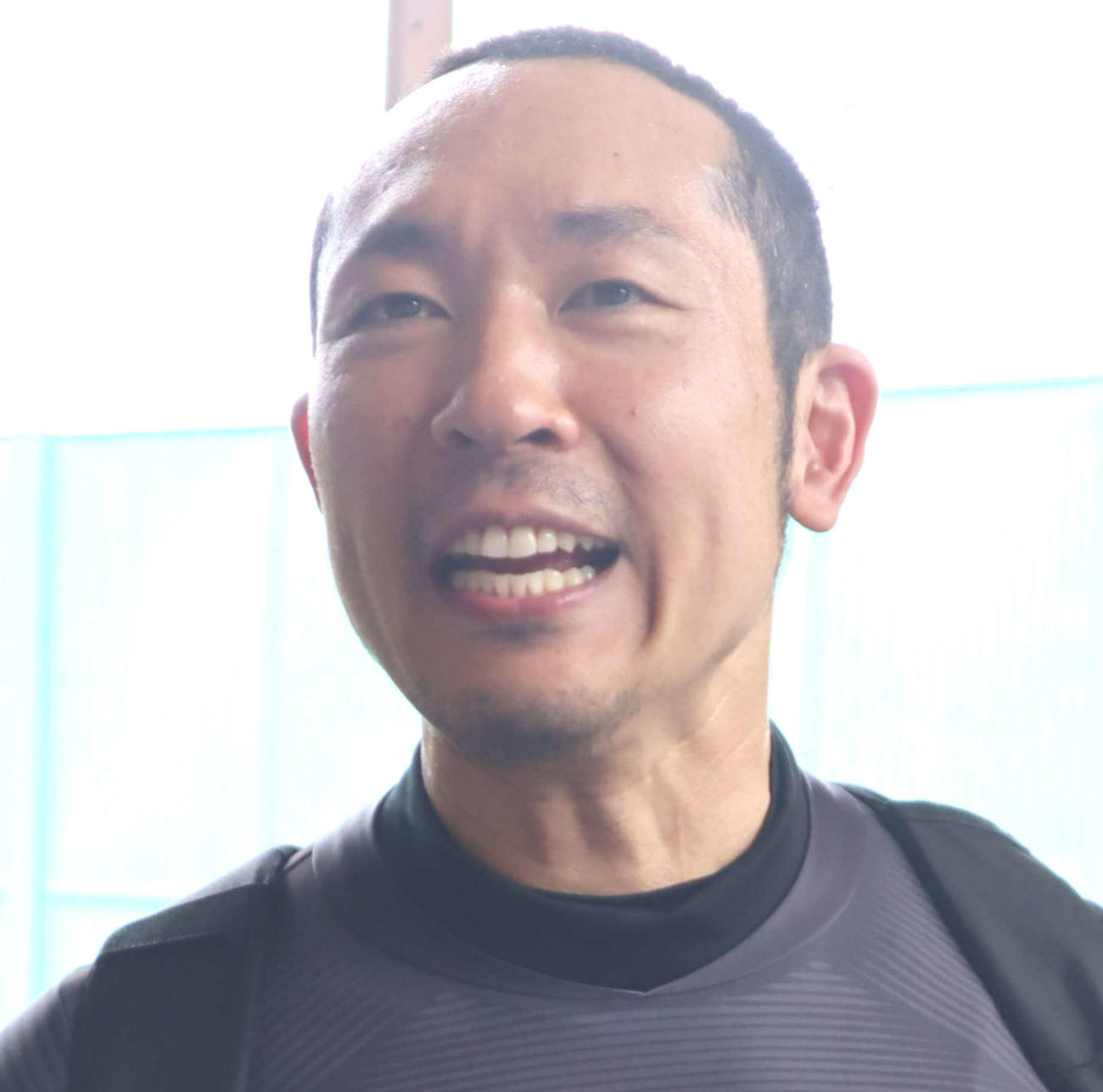好感触を得て笑みを見せる鈴木裕