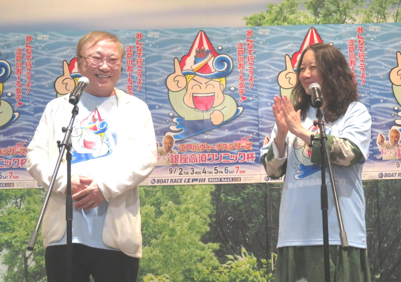 オープニングセレモニーであいさつする高須克弥院長（左）と西原理恵子氏