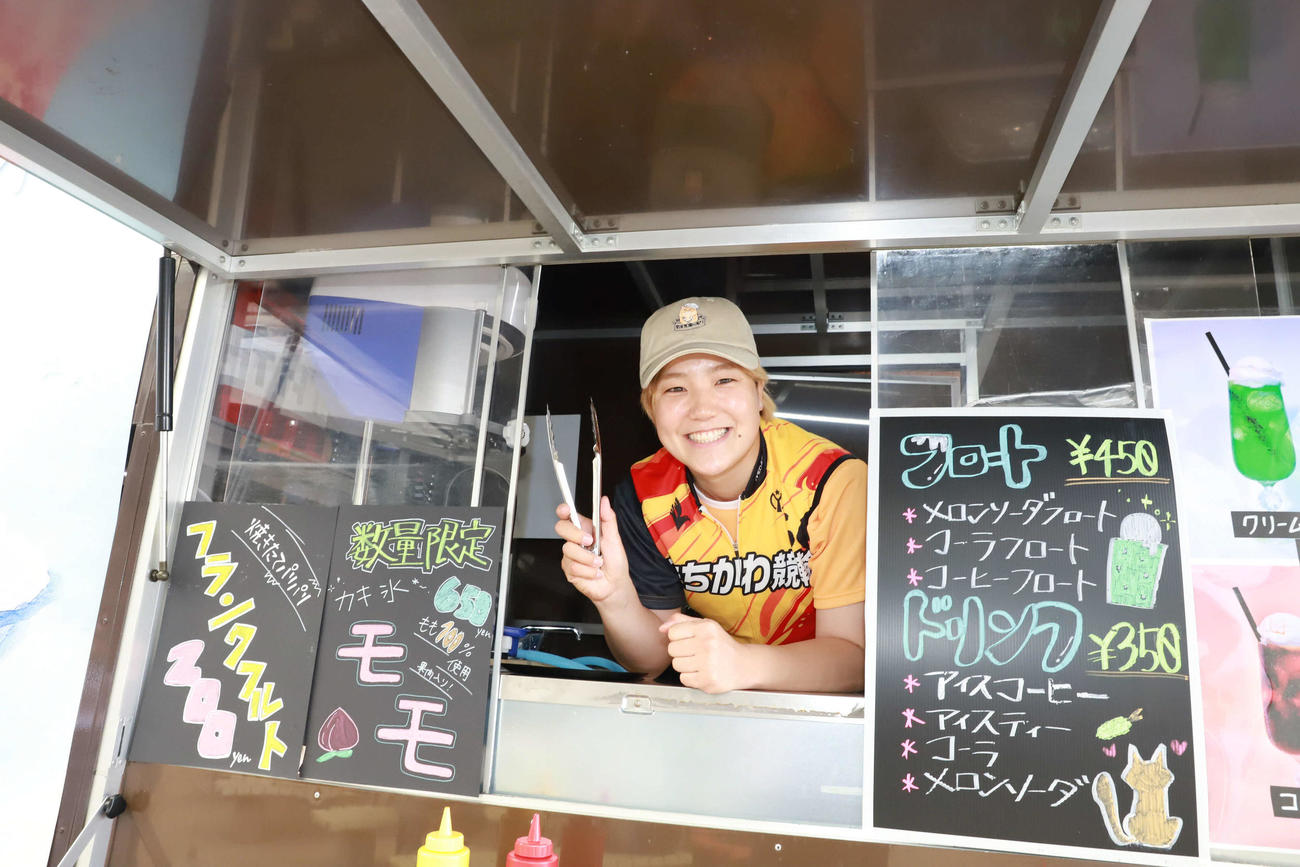 キッチンカーから顔をのぞかせる小林莉子