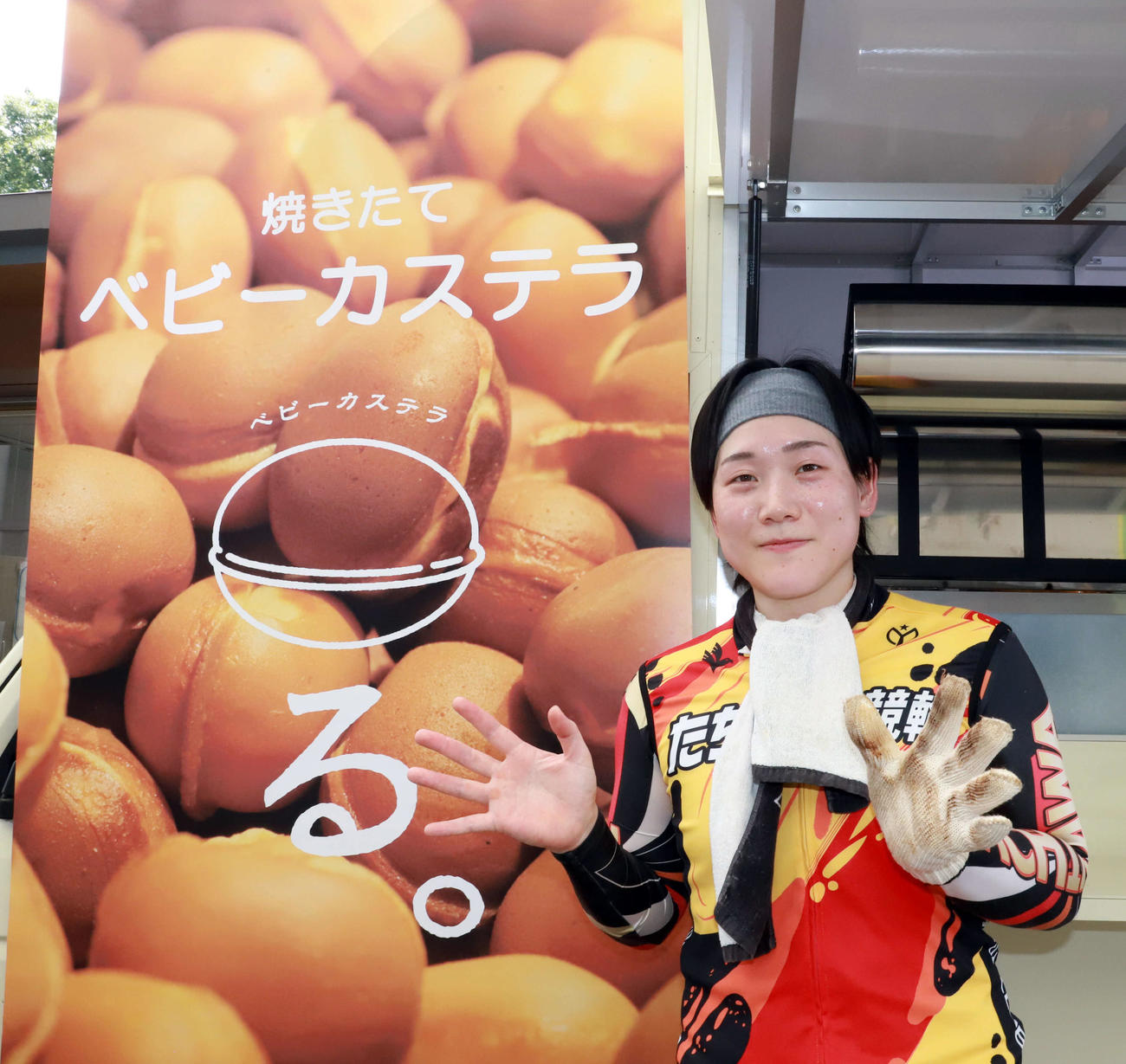 ベビーカステラを宣伝する増茂るるこ