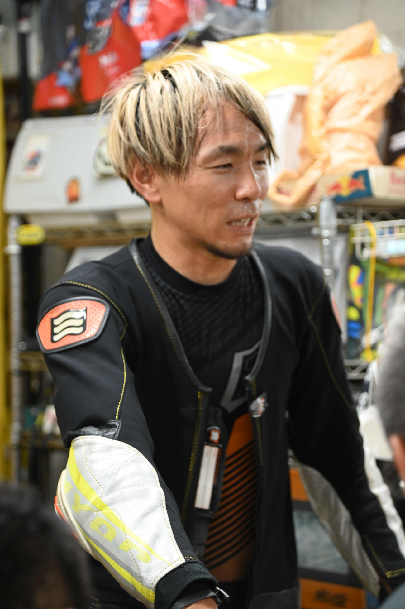 岩田裕臣は大粒の汗を流しながら仲間の祝福に応える