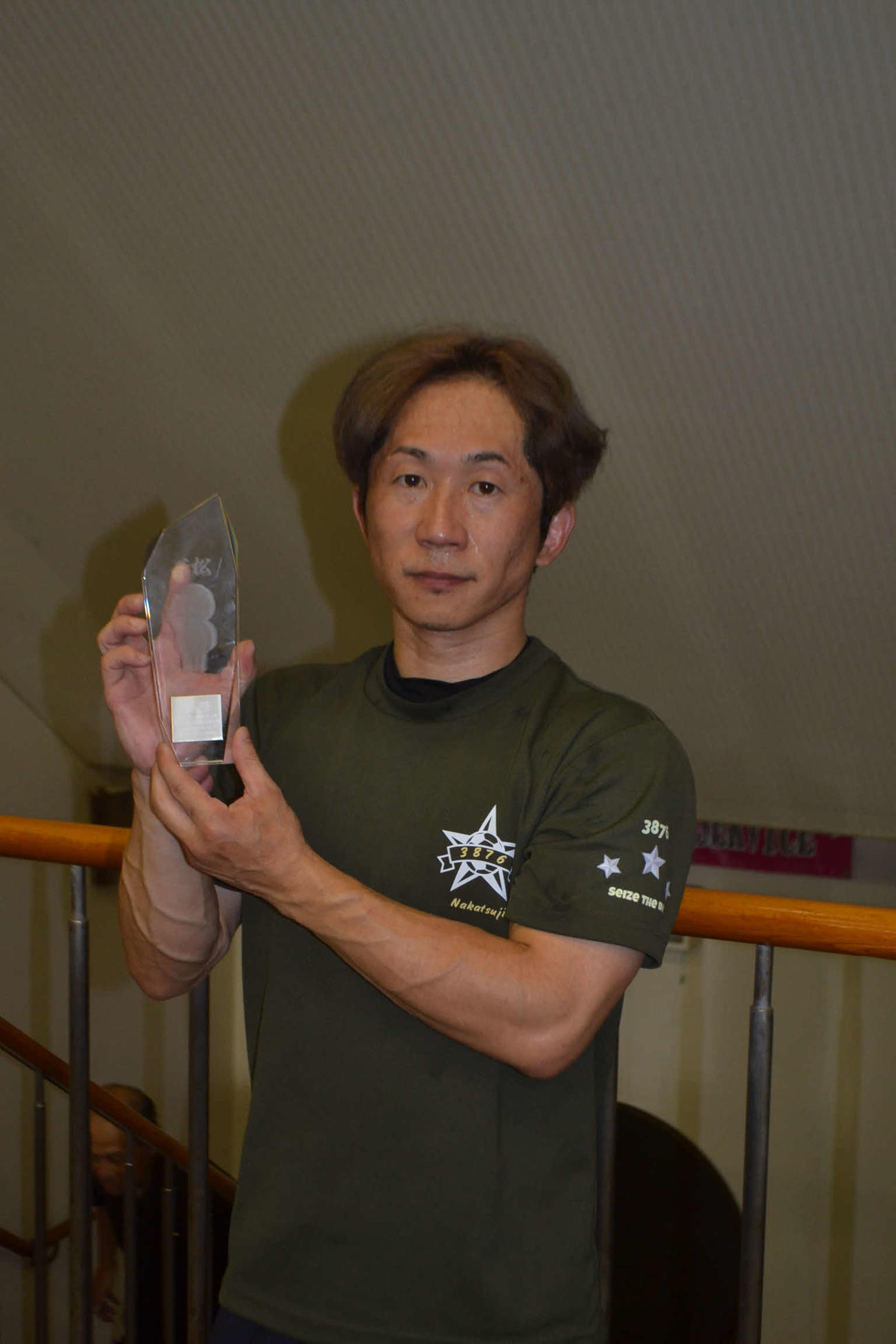 今年8度目の優勝を飾った中辻崇人がかっぱくんトロフィーを掲げた