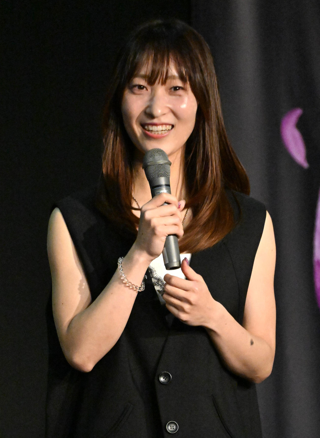 トークショーで話す女子レーサーの高憧四季（撮影・石井愛子）