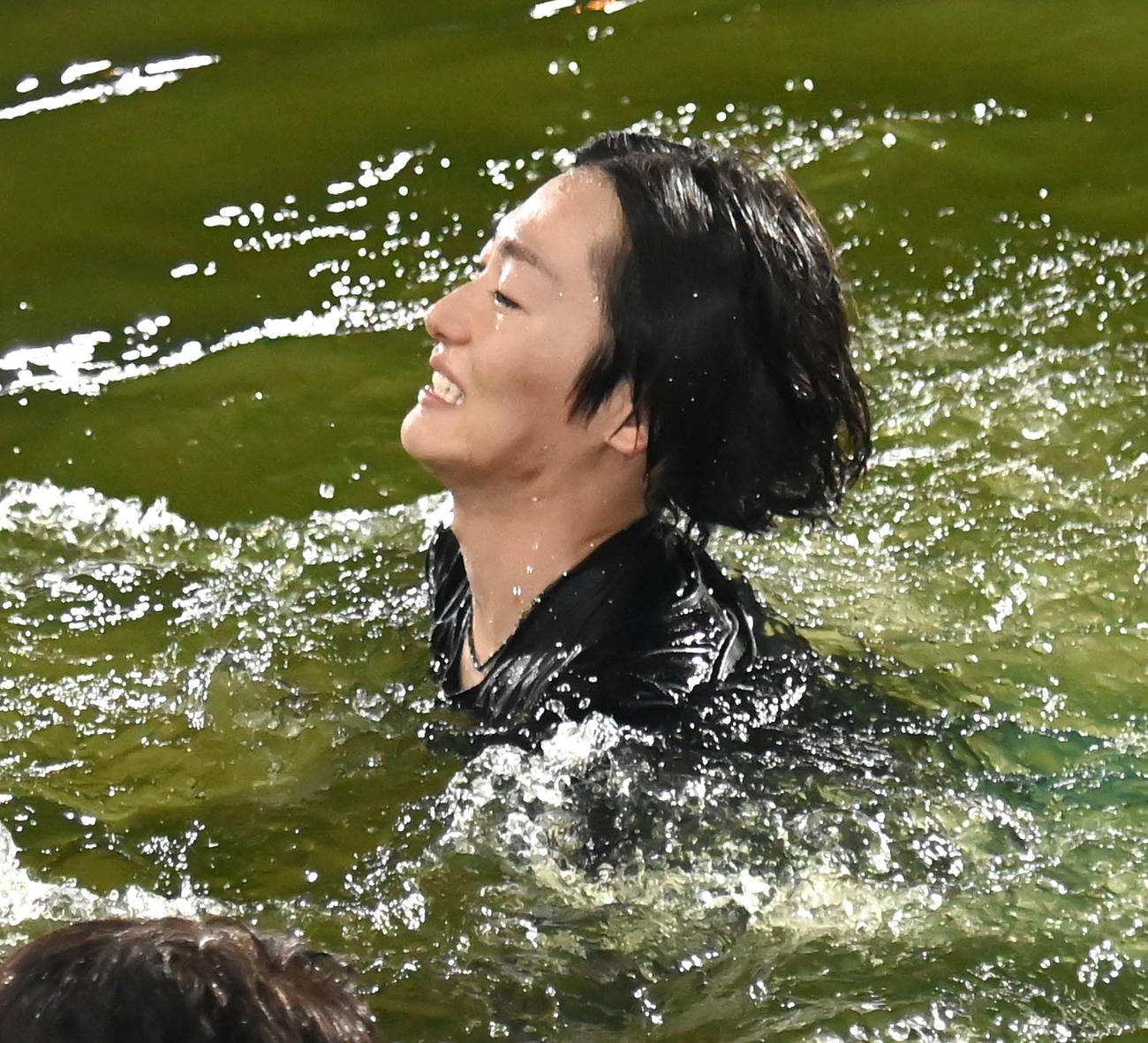 通算1000勝達成し水神祭を受ける中田竜太（撮影・石井愛子）