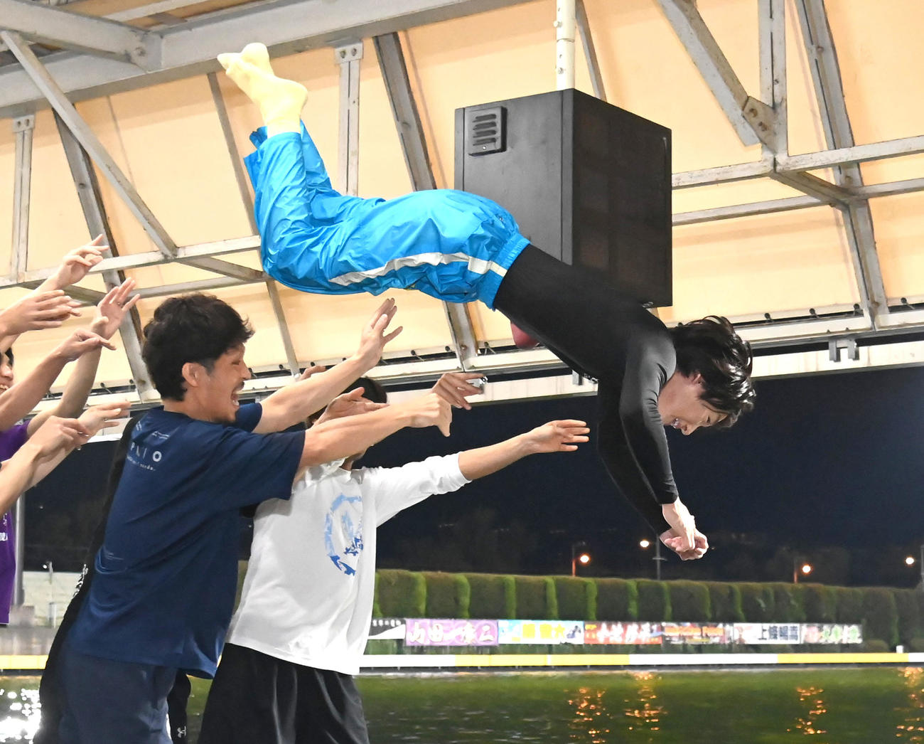 通算1000勝達成し水神祭を受ける中田竜太（撮影・石井愛子）