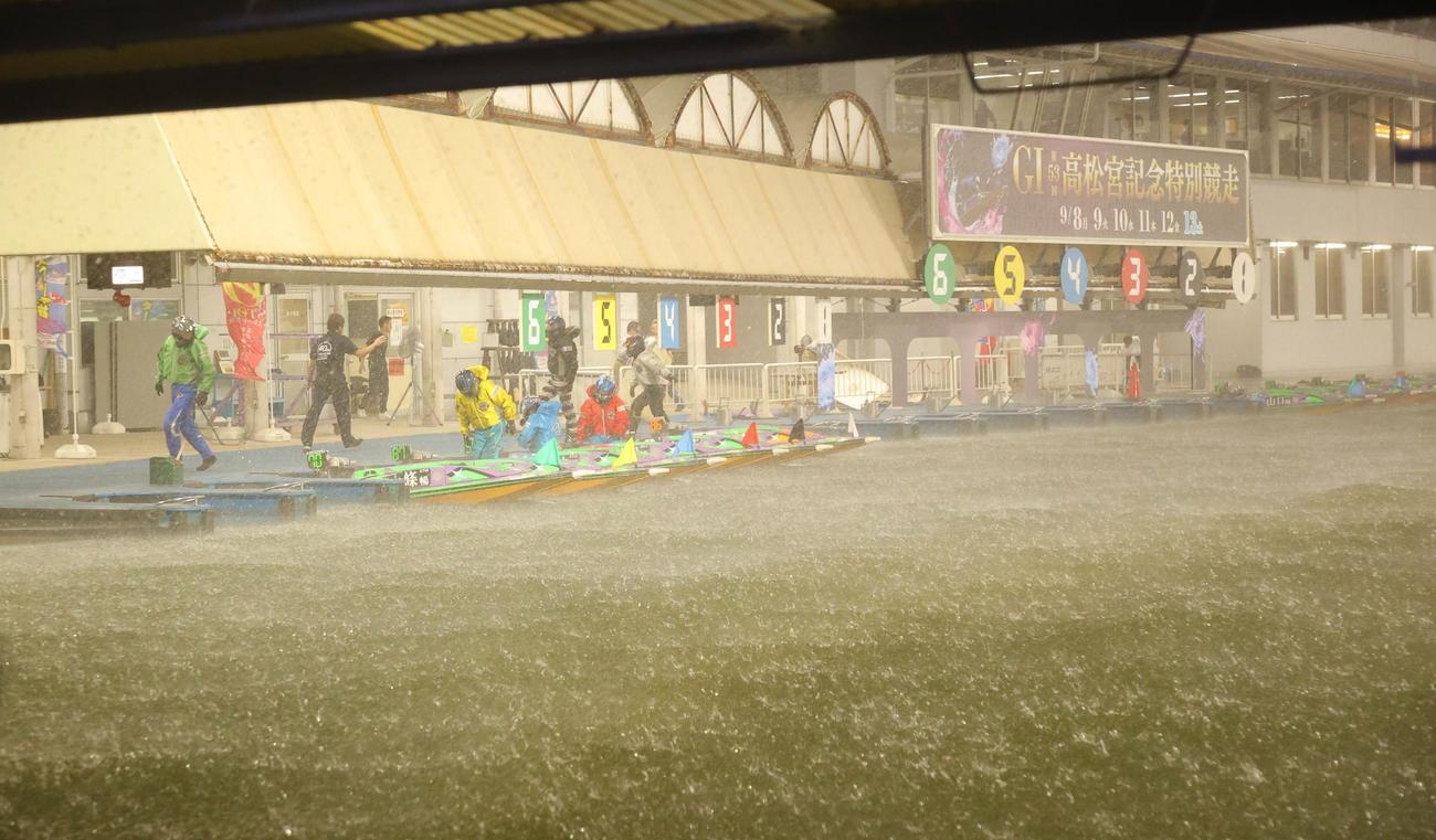 9R後に大雨が降り10Rの展示走行が遅れた