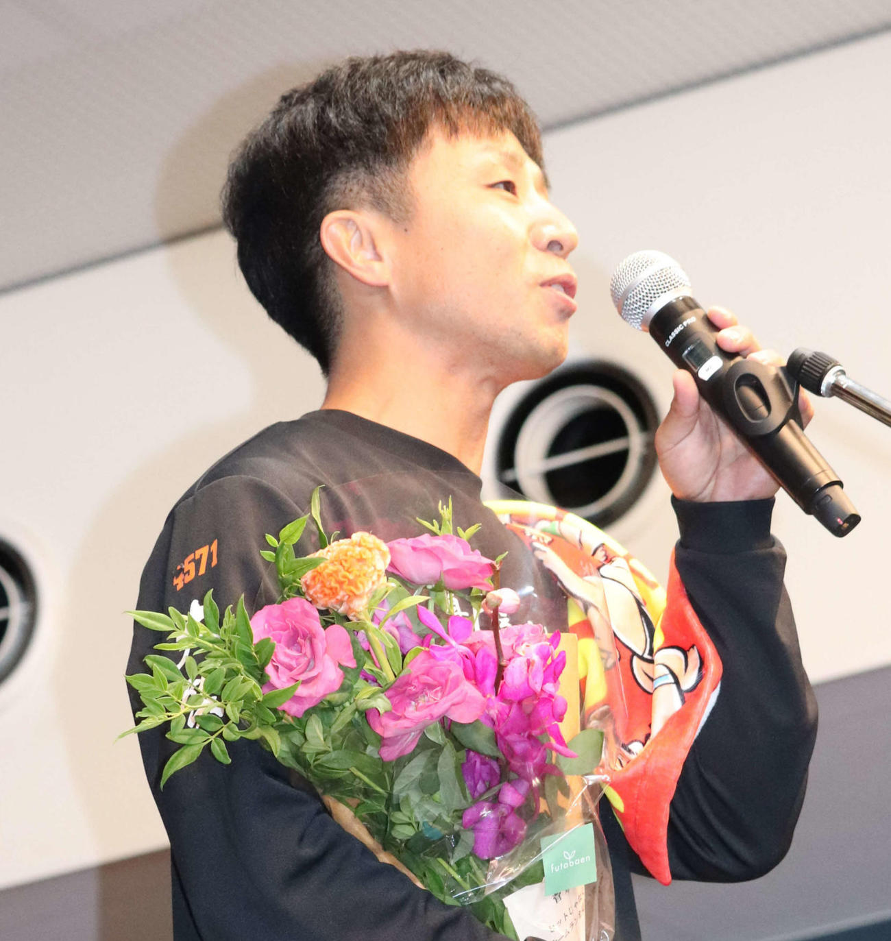 選手紹介でファンに活躍を誓う菅章哉